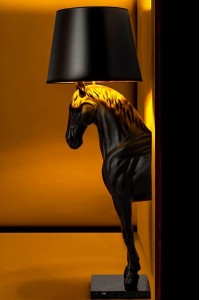 MOOSEE lampa podłogowa KOŃ HORSE STAND    S czarna - włókno szklane