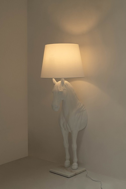 JB001S.WHITE_horse_stand_s_5.jpg